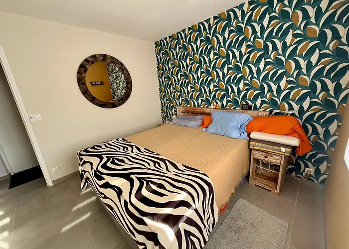 Zen, Piscine, Jardin Balinais, 6 Personnes Colombiers (Herault)