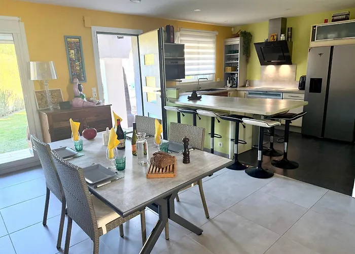 Zen, Piscine, Jardin Balinais, 6 Personnes Colombiers (Herault)